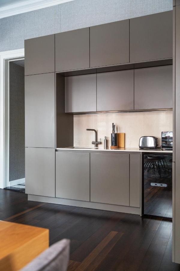 Apartment Luxury With Balcony Next To The New York Cafe *